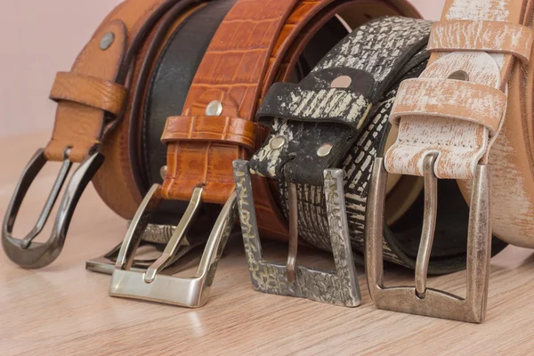 Кожаный пояс с пряжкой на деревянной доске — стоковое фото