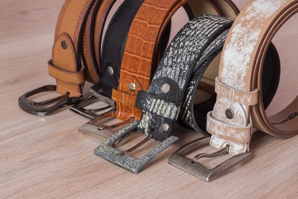 ahşap tahta üzerinde bir toka ile deri kemer