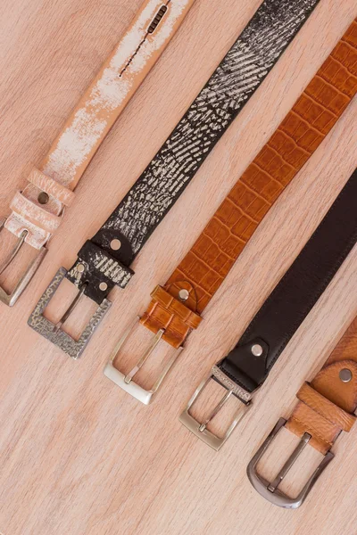 ahşap tahta üzerinde bir toka ile deri kemer