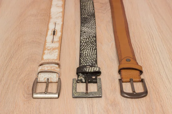 ahşap tahta üzerinde bir toka ile deri kemer