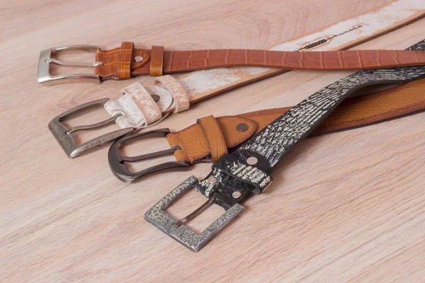 ahşap tahta üzerinde bir toka ile deri kemer