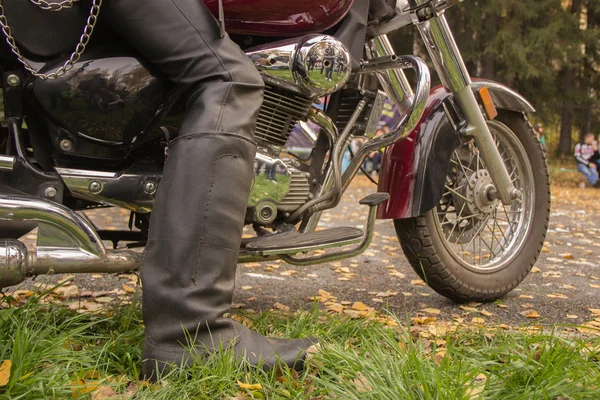 Bikerstiefel in schwarz auf einem Motorrad — Stockfoto