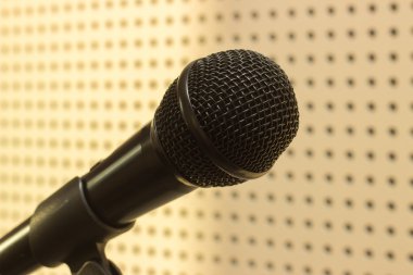 Stüdyoda siyah mikrofon vokal uygulamak için