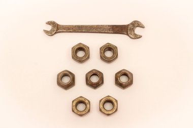 Metal ve beyaz arka plan üzerinde çelik somun