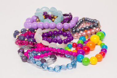 Kolye ve beyaz bir arka plan süsler