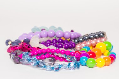 Kolye ve beyaz bir arka plan süsler