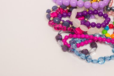 Kolye ve beyaz bir arka plan süsler