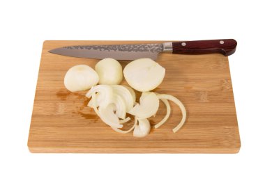 Beyaz zemin üzerinde bir gemide taze dilimlenmiş soğan