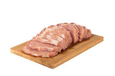 Çiğ et beyaz bir arka plan üzerinde ahşap bir gemide parçası