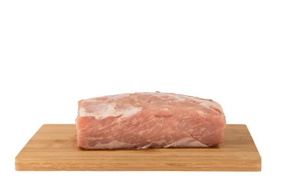 Trozo de carne cruda sobre un tablero de madera sobre un fondo blanco —  Fotos de Stock