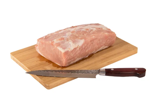 Trozo de carne cruda sobre un tablero de madera sobre un fondo blanco —  Fotos de Stock