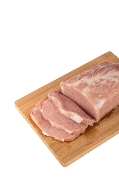 Trozo de carne cruda sobre un tablero de madera sobre un fondo blanco —  Fotos de Stock