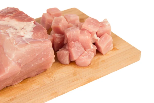 Rohes Stück Fleisch auf einem Holzbrett auf weißem Hintergrund — Stockfoto