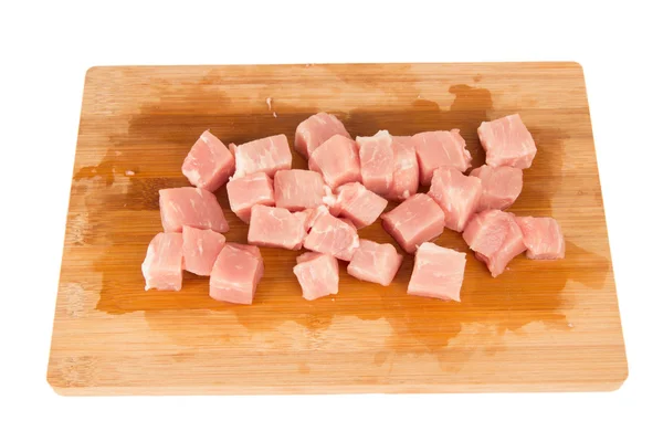 Trozo de carne cruda sobre un tablero de madera sobre un fondo blanco —  Fotos de Stock