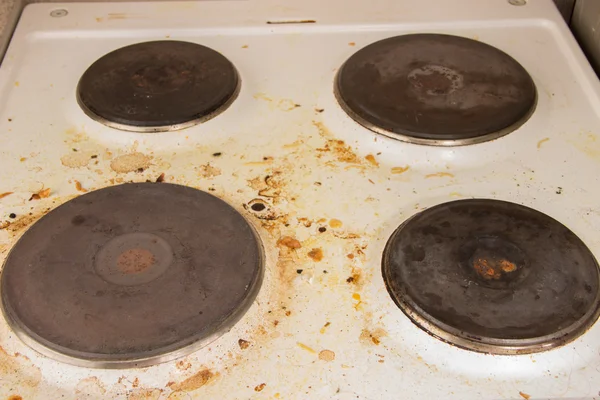 Очень грязная плита на кухне. Жир после приготовления пищи — стоковое фото