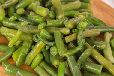 Bir ahşap tahta üzerinde yeşil çalı fasulyesi