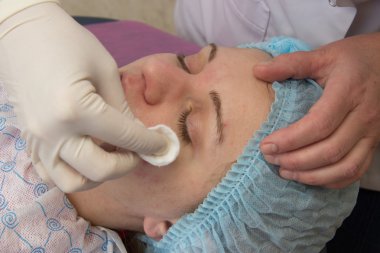 Profesyonel akne kabinde temizlik yüz