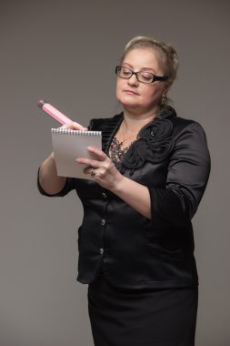 Orta yaşlı iş kadını gözlük belgelerle ve bir değil