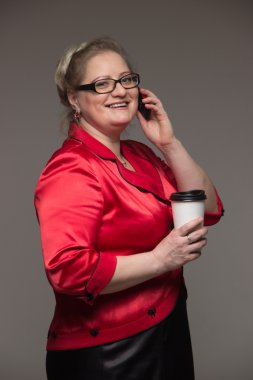 Gülümseyen ve kahve içme iş orta yaşlı kadın