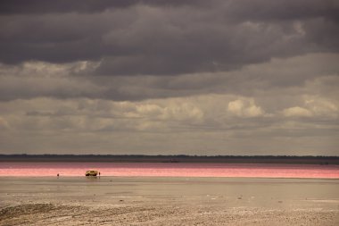 Çöl ve bulutlu gökyüzü Salt Lake pembe