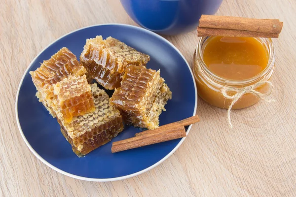 Darab arany méz fésű, a tea, citrom és cinna táblázat — Stock Fotó