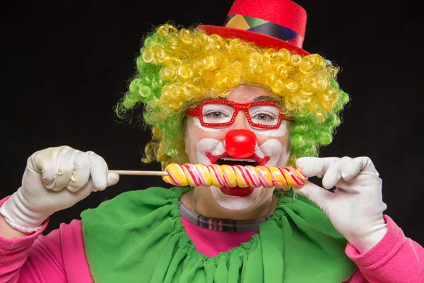 性格开朗滑稽的小丑穿着大糖果一顶帽子。 — 图库照片