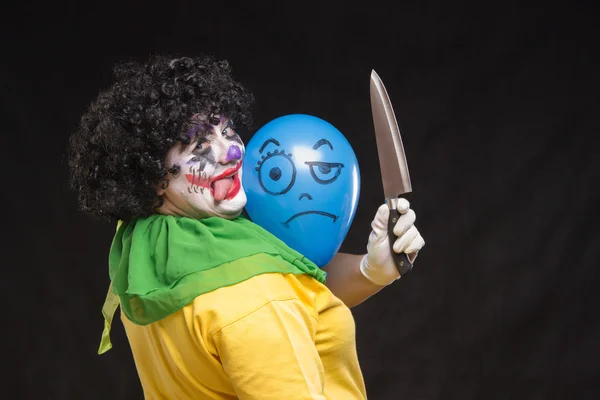 Boos lelijk clown wil om te doden een ballon in het GLB — Stockfoto