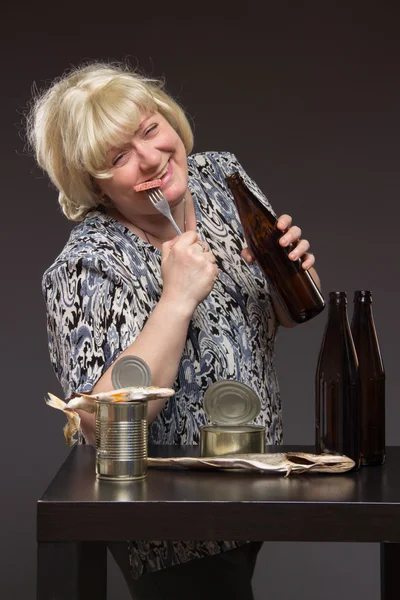 Alcoolismo feminino. Mulher gorda pobre sozinha envelhecida bebendo cerveja e — Fotografia de Stock