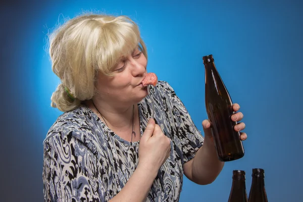 Női alkoholizmus. Magányos szegény kövér nő idősebb sört és — Stock Fotó