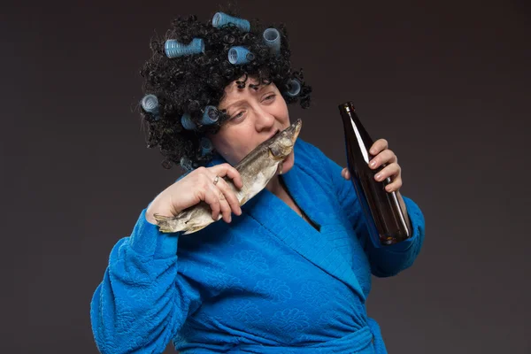 Female alcoholism. Lonely poor fat woman aged drinking beer and — Stock Photo, Image