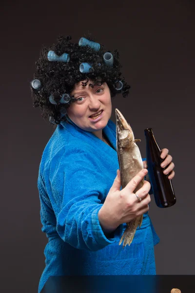 Female alcoholism. Lonely poor fat woman aged drinking beer and — Stock Photo, Image
