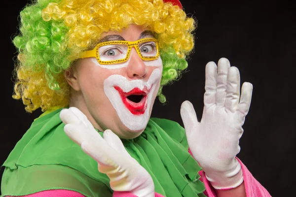 Смешной кудрявый клоун в блестящих очках с хорошими веселыми эмоциями — стоковое фото