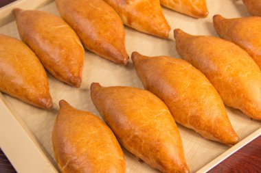 Pastane. Altın kahverengi Pastalar ve tüm Rus belyashi ru