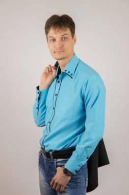 Jeans, mavi gömlek ve siyah bir ceket seksi şık genç adam