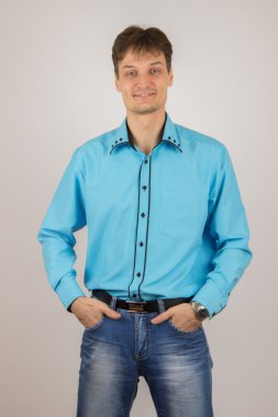 Jeans, mavi gömlek ve siyah bir ceket seksi şık genç adam