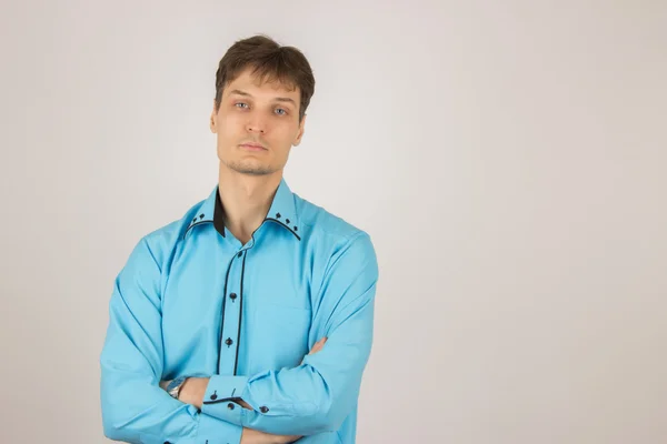 Sexy elegante jovem em jeans, uma camisa azul e uma jaqueta preta — Fotografia de Stock