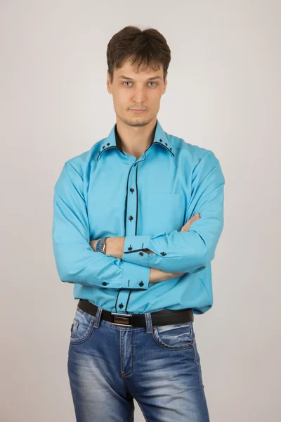 Sexy elegante jovem em jeans, uma camisa azul e uma jaqueta preta — Fotografia de Stock