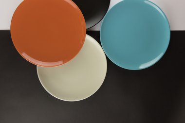 Düz tabak ve bardak siyah ve beyaz arka plan üzerinde bir dizi