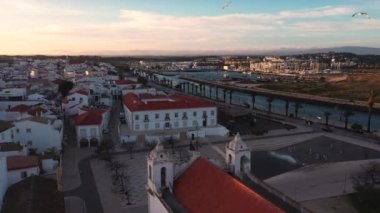 Lagos şehir merkezinin ve eski kasabanın havadan görüntüsü. Altın saatinde, gün batımının güzel olduğu anıtsal binaların kuş bakışı görüntüsünü gösteriyor.. 