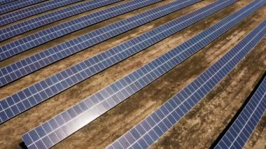 Yenilenebilir enerji - Güney Avrupa 'daki güneş panellerinin hava görüntüsü. Güneşli bir gün ve arkada mavi bir gökyüzü.. 
