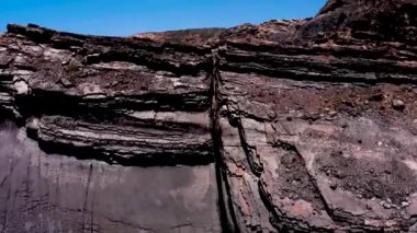 Temiz okyanusta bir kayanın Murracao, Portekiz 'de dalgalarla ıslandığını gösteren hava görüntüleri.. 