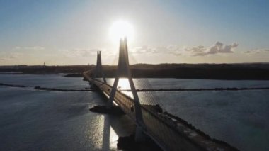 Algarve Portekiz 'deki bir köprünün Arial manzarası. Mimari ve doğanın güzel bir manzarası. Güneş yavaşça arka planda batıyor.. 