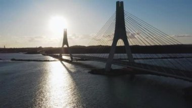 Algarve Portekiz 'deki bir köprünün Arial manzarası. Mimari ve doğanın güzel bir manzarası. Güneş yavaşça arka planda batıyor.. 