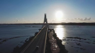 Algarve Portekiz 'deki bir köprünün Arial manzarası. Mimari ve doğanın güzel bir manzarası. Güneş yavaşça arka planda batıyor.. 