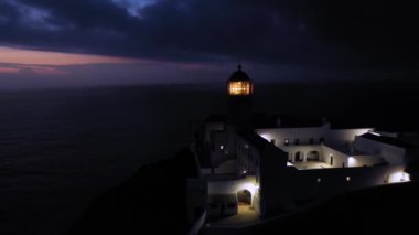 Sagres, Portekiz 'deki anıtsal deniz fenerinin havadan görünüşü. Avrupa 'nın en güneybatı noktası koyu mor bir gökyüzü gösteriyor..