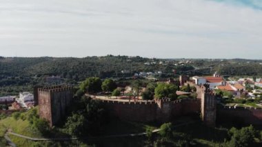 Güney Avrupa 'daki bir kalenin havadan görünüşü. Güneşli bir günde, arka planda masmavi bir gökyüzü olan kalenin eski yapısını gösteriyor.. 