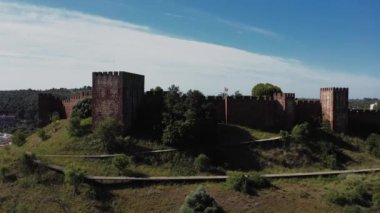 Güney Avrupa 'daki bir kalenin havadan görünüşü. Güneşli bir günde, arka planda masmavi bir gökyüzü olan kalenin eski yapısını gösteriyor.. 