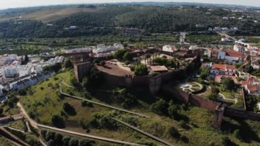 Güney Avrupa 'daki bir kalenin havadan görünüşü. Güneşli bir günde, arka planda masmavi bir gökyüzü olan kalenin eski yapısını gösteriyor.. 