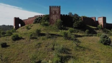 Güney Avrupa 'daki bir kalenin havadan görünüşü. Güneşli bir günde, arka planda masmavi bir gökyüzü olan kalenin eski yapısını gösteriyor.. 
