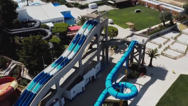 Luchtfoto Van Een Kleurrijk Leeg Waterpark Een Zonnige Dag Met — Stockvideo